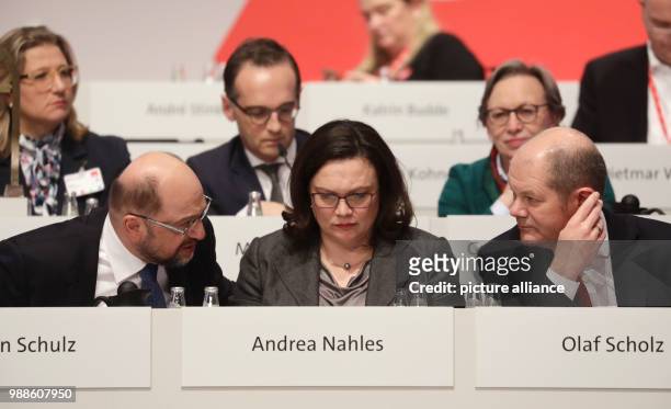 Bundesparteitag der SPD am in Berlin. Der SPD-Parteivorsitzende, Martin Schulz redet mit der SPD Fraktionsvorsitzenden, Andrea Nahles, und Hamburgs...