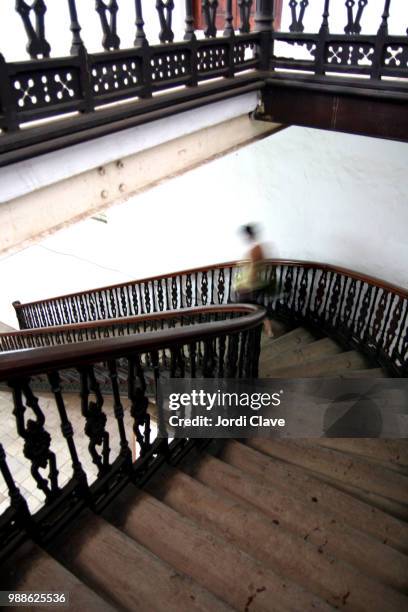 going downstairs - balustrade stock photos et images de collection