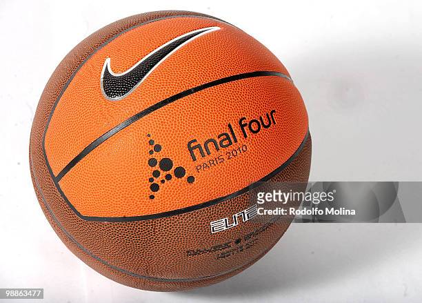 Sala fiesta Disfraces The Euroleague Basketball Official 2010 Final Four Nike Ball is... News  Photo - Getty Images