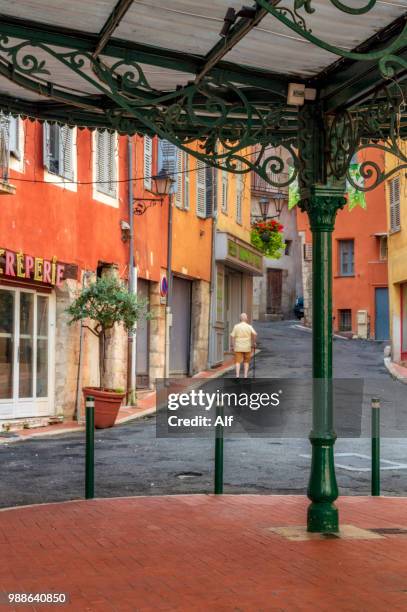 streets of historic town grasse, grasse, provence-alpes-côte d'azur, france - region provence alpes côte dazur stock-fotos und bilder