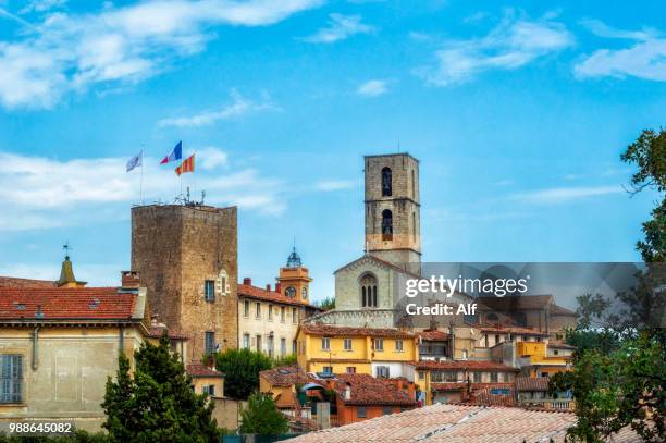 grasse overview with the tower of notre-dame du puy cathedral in the background, grasse, provence-alpes-côte d'azur, france - côte dazur stockfoto's en -beelden