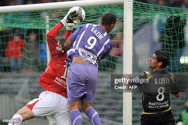Toulouse's forward Colin Kazim fights for the ball with Lille's Goalkeeper Mickael Landreau during the French L1 football match, Toulouse vs. Lille,...