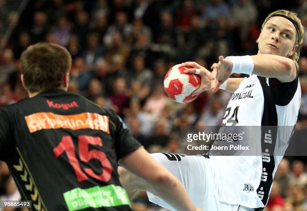 Aron Palmarsson of Kiel scores during the Toyota Handball Bundesliga match between THW Kiel and HSG Duesseldorf at the Sparkassen Arena on May 5,...