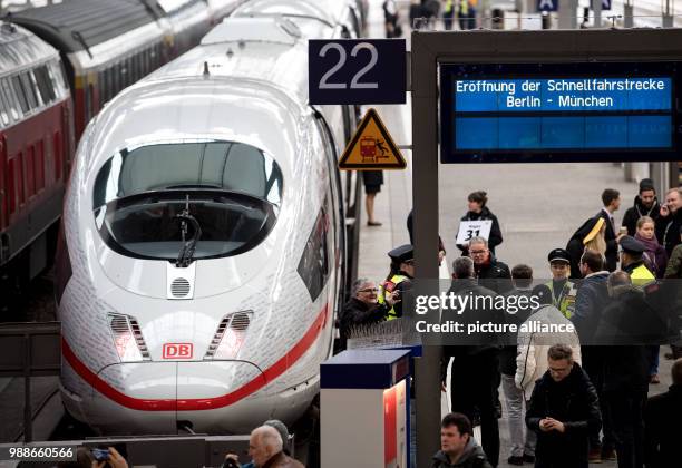 Special train of the Deutsche Bahn railway company waits for its departure to Berlin at the central station in Munich, Germany, 8 December 2017. The...