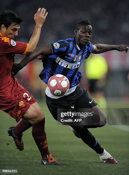 Inter Milan's forward Mario Balotelli fights for the ball with an AS Roma player during the Coppa Italia final on May 5, 2010 at Olimpico stadium in...