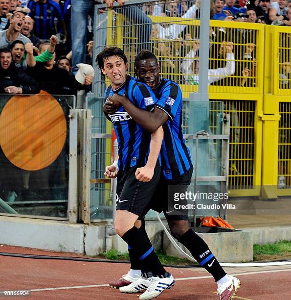 Celebrates of Diego Milito and Mario Balotelli after the first goal during the Tim Cup between FC Internazionale Milano and AS Roma at Stadio...
