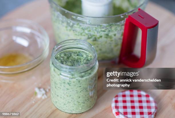 sorrel pesto - sauerampfer stock-fotos und bilder