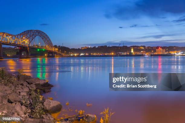 bridge to dubuque - dubuque fotografías e imágenes de stock