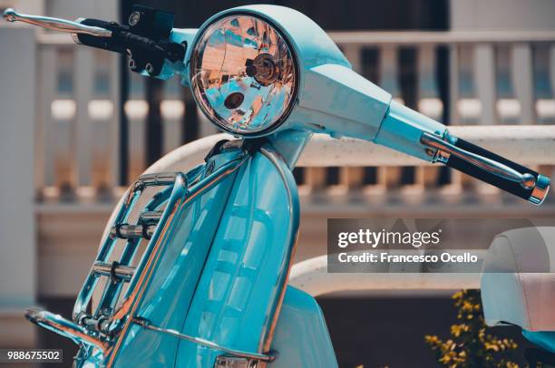 vespa - reflector stockfoto's en -beelden