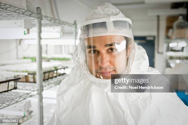 middle eastern scientist in clean suit in laboratory - mono blanco traje protector fotografías e imágenes de stock