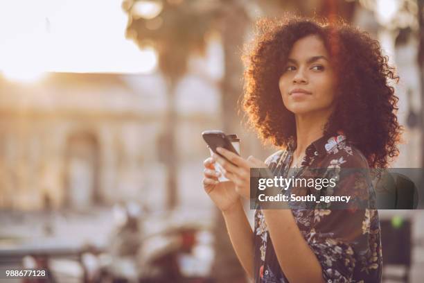 envoyer des sms en plein air femme - sms'en photos et images de collection