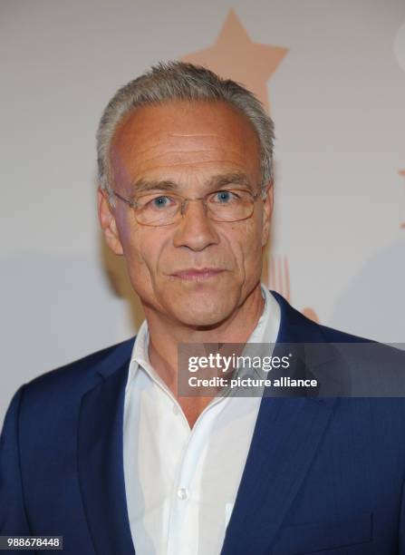 The actress Klaus J. Behrendt smiles before the traditional Advent meal of the ARD at the Bayerischer Hof in Munich, Germany, 08 Germany 2017. Photo:...