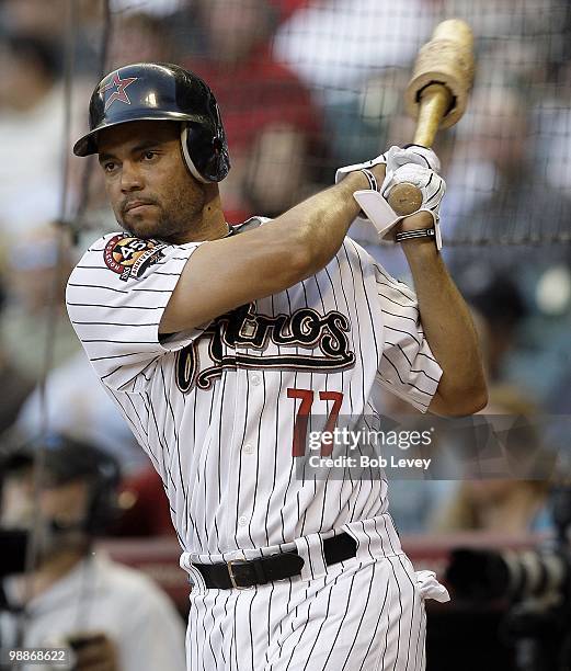 Pedro Feliz of the Houston Astros waits on deck against the Arizona Diamondbacks at Minute Maid Park on May 4, 2010 in Houston, Texas.