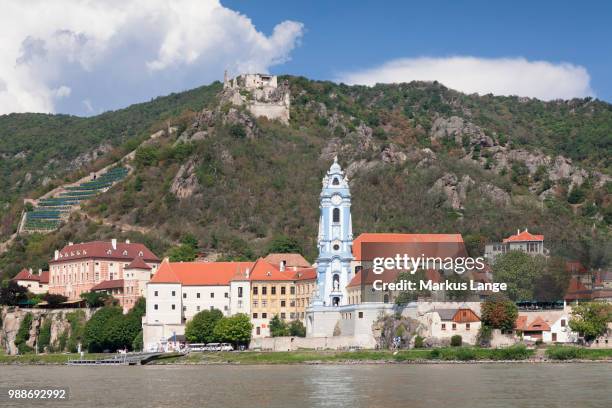 view over danube river to collegiate church and castle ruins, durnstein, wachau, lower austria, europe - dürnstein stock pictures, royalty-free photos & images