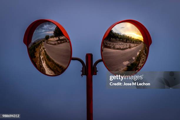 sunset in the mirror - lechon 個照片及圖片檔