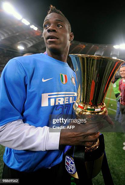 Inter Milan's forward Mario Balotelli celebrates with the Cup after his team defeated AS Roma in the Coppa Italia final on May 5, 2010 at Olimpico...