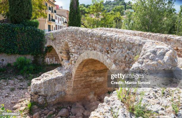 old roman double arch stone bridge, pollenca, mallorca (majorca), balearic islands, spain, europe - double arch foto e immagini stock