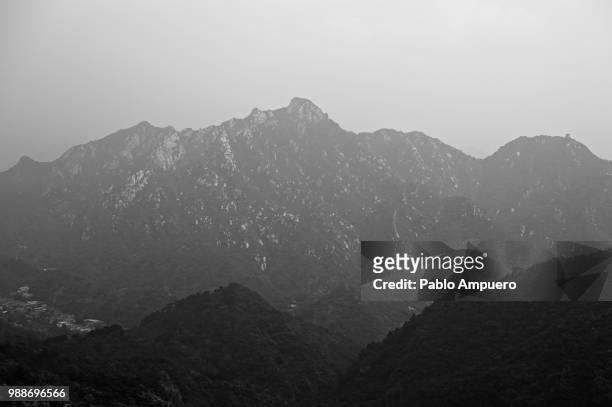 mutianyu hills in b&w - mutianyu stock pictures, royalty-free photos & images