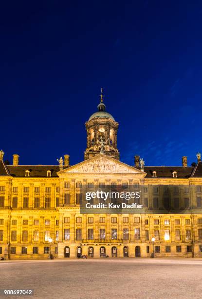 the royal palace in dam square, amsterdam, netherlands, europe - palacio real amsterdam fotografías e imágenes de stock