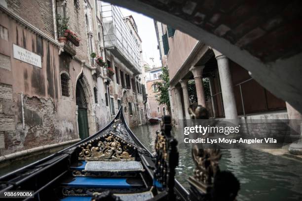 en gondola por venecia - lys stock pictures, royalty-free photos & images