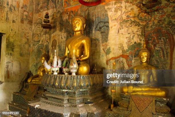 buddhas of luang prabang, laos, indochina, southeast asia, asia - laotiaanse cultuur stockfoto's en -beelden