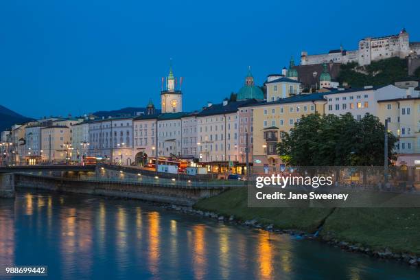 view of salzach river, hohensalzburg castle and the altstadt (the old city), unesco world heritage  site, salzburg, austria, europe - altstadt 個照片及圖片檔