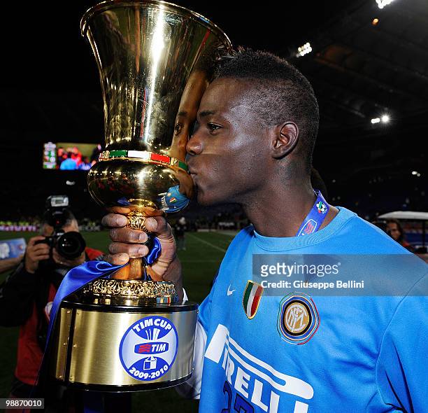 Mario Balotelli of Inter celebrates the victory and kisses the trophy after the Tim Cup final between FC Internazionale Milano and AS Roma at Stadio...