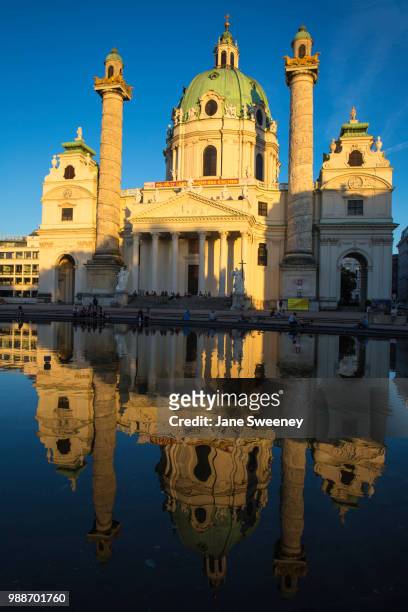 st. charles church (karlskirche), vienna, austria, europe - karlskirche - fotografias e filmes do acervo