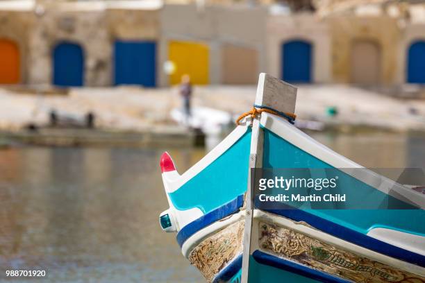traditional boat in the harbour at dwejra inland sea in gozo, malta, mediterranean, europe - dwejra imagens e fotografias de stock