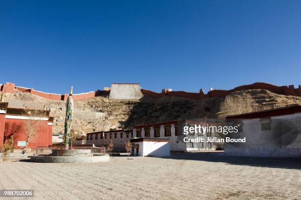 palkhor monastery, gyantse, tibet, china, asia - gyantsé photos et images de collection