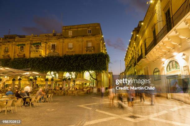 people enjoying an evening at piazza regina in valletta, european capital of culture 2018, malta, mediterranean, europe - european capital of culture stock pictures, royalty-free photos & images