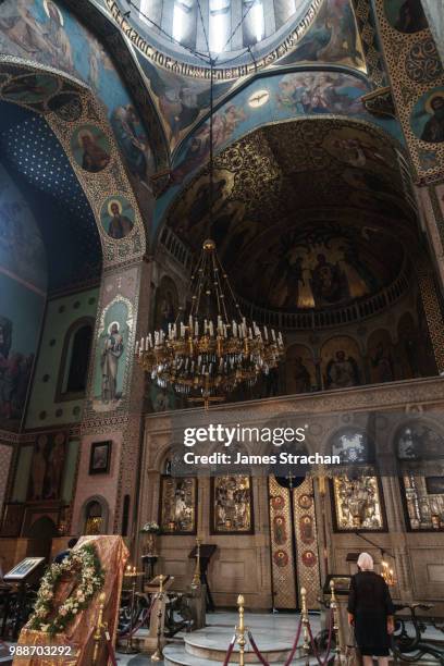 worshipper at the altar of sioni cathedral, original built in 6th and 7th centuries, old town, tbilisi, georgia, central asia, asia - strachan stockfoto's en -beelden