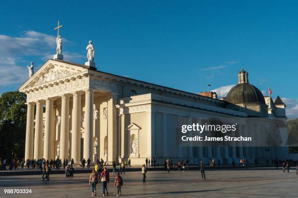 facade and side of french classicist style, catholic cathedral, visual recreation of a greek temple, vilnius, lithuania, europe - strachan stockfoto's en -beelden