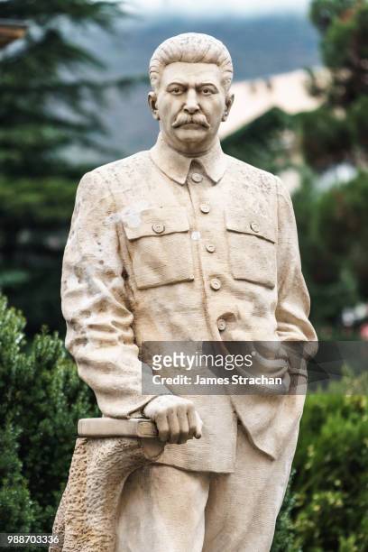 one of the few remaining standing statues of stalin in public, gori, his birthplace, central georgia, central asia, asia - strachan imagens e fotografias de stock
