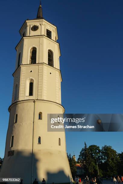 cathedral belfry with hot air balloon, cathedral square, vilnius, lithuania, europe - strachan stockfoto's en -beelden