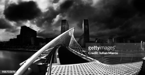 the white, the tall & the clouds - santiago calatrava stockfoto's en -beelden