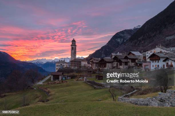 sunset over the alpine village of soglio, bregaglia valley, maloja region, canton of graubunden (grisons), switzerland, europe - graubunden canton fotografías e imágenes de stock