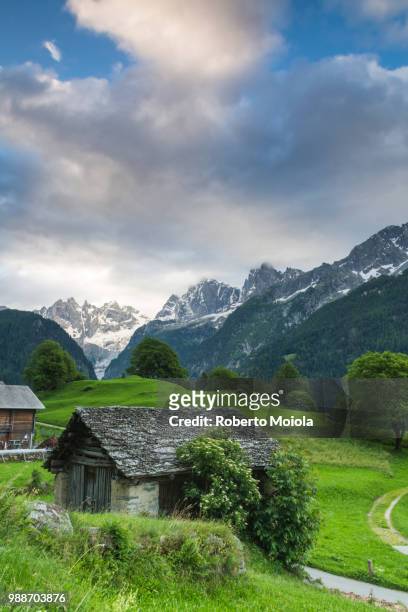 the alpine village of soglio at dawn, bregaglia valley, maloja region, canton of graubunden (grisons), switzerland, europe - graubunden canton fotografías e imágenes de stock