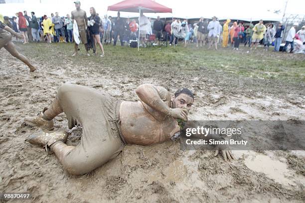 Kentucky Derby: Miscellaneous fan lying in mud and drinking mint julep during race at Churchill Downs. Louisville, KY 5/1/2010 CREDIT: Simon Bruty