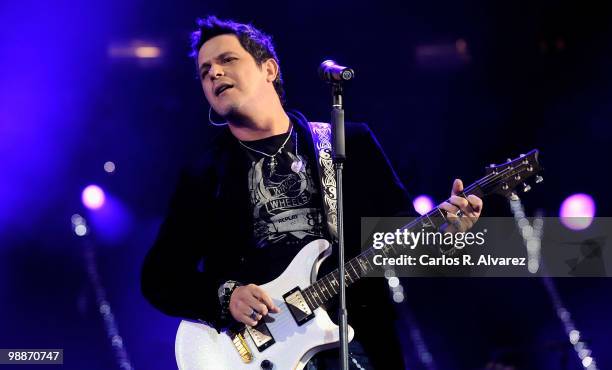 Spanish singer Alejandro Sanz performs on stage at the Palacio de los Deportes on May 5, 2010 in Madrid, Spain.