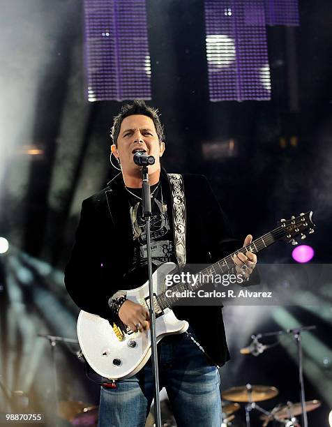 Spanish singer Alejandro Sanz performs on stage at the Palacio de los Deportes on May 5, 2010 in Madrid, Spain.