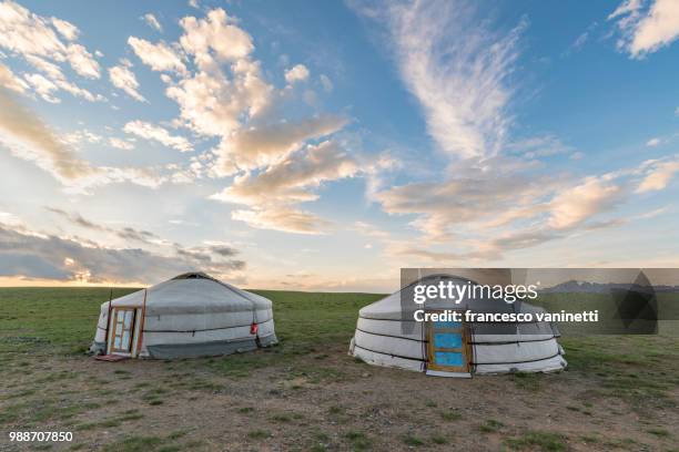 mongolian nomadic traditional gers and clouds in the sky, middle gobi province, mongolia, central asia, asia - saia midi stock-fotos und bilder