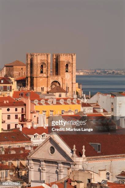 se cathedral at sunset, alfama, lisbon, portugal, europe - cattedrale della sé foto e immagini stock