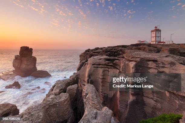 cabo carvoeiro lighthouse, costa da prata, silver coast, peniche, atlantic ocean, portugal, europe - carvoeiro fotografías e imágenes de stock