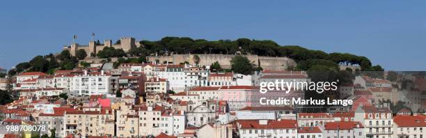view over the old town to castelo de sao jorge castle, lisbon, portugal, europe - castelo stockfoto's en -beelden