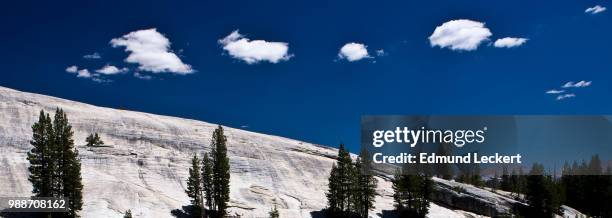 clouds in a row, yosemite national park, california - leckert stockfoto's en -beelden