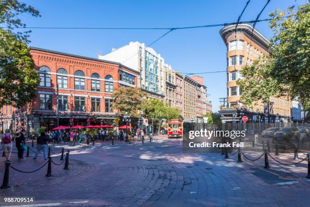 architecture, trolleybus and cafe bar in maple tree square in gastown, vancouver, british columbia, canada, north america - gastown 個照片及圖片檔