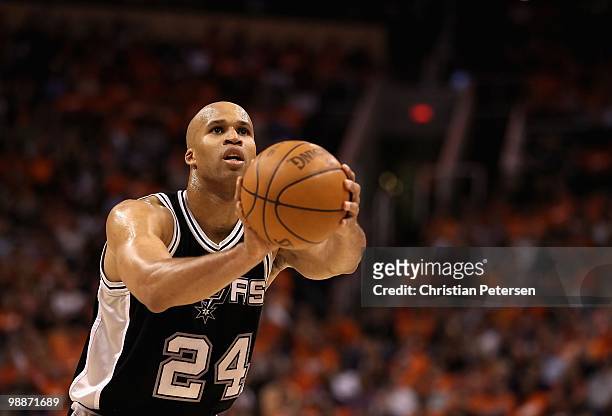 Richard Jefferson of the San Antonio Spurs shoots a free throw shot against the Phoenix Suns during Game One of the Western Conference Semifinals of...