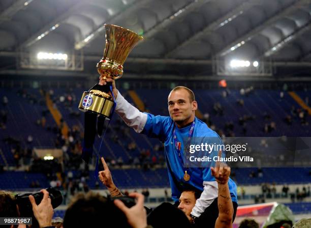 Wesley Sneijder celebrates with the trophy after the Tim Cup final between FC Internazionale Milano and AS Roma at Stadio Olimpico on May 5, 2010 in...