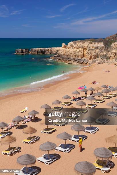 praia do castelo beach, atlantic ocean, albufeira, algarve, portugal, europe - castelo fotografías e imágenes de stock